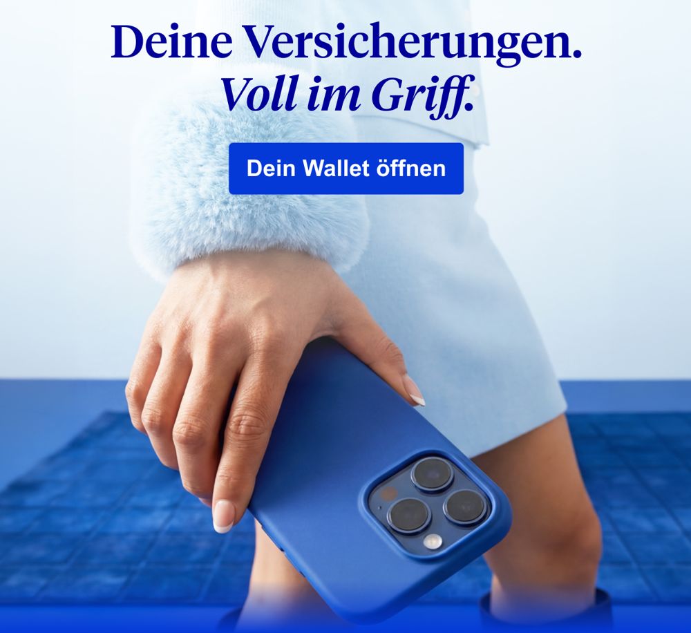 CLARK CRM email header — Day 3: 'Deine Versicherungen. Voll im Griff.', a hand holding the CLARK-blue phone with a 'Dein Wallet öffnen' call to action